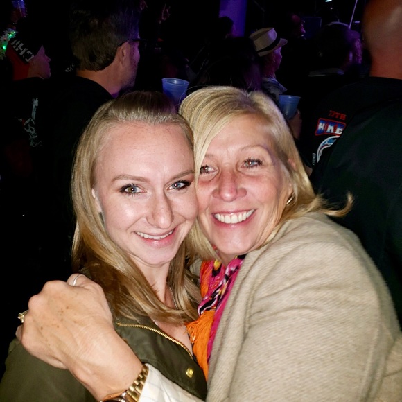 Meet your Poshers, Claudia & Kelly - Picture 10 of 10